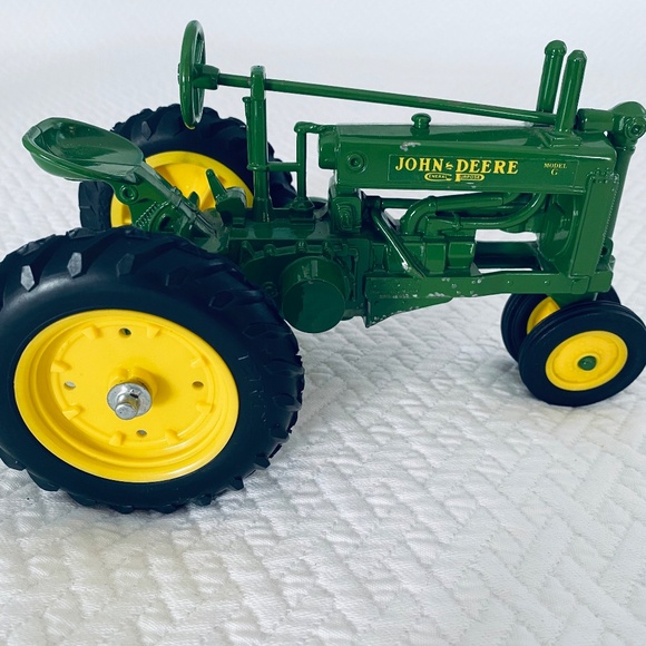 SOLD Vintage John Deere Diecast Model G Tractor - Picture 4 of 7